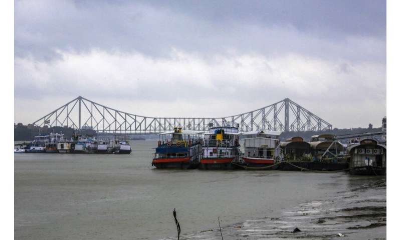 Cyclone's winds, rain lash India coast after 1.1M evacuated