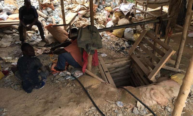 An artisanal miner in Ghana. Credit: Andy Hira Corporate social responsibility practices often lack 'on the ground' change -- SFU research