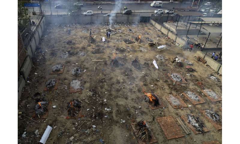 India tops 200,000 dead as virus surge breaks health system