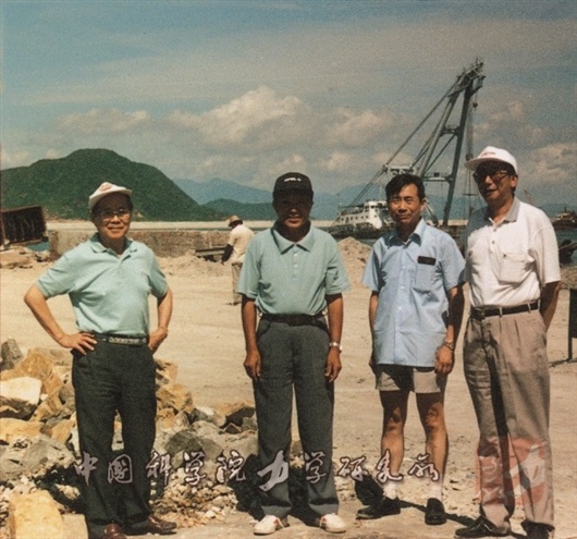 1995年在珠海爆炸筑堤工地合影，左一为郑哲敏（图片来源：中科院力学所）