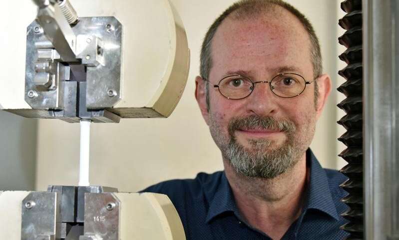Self-healing bone cement