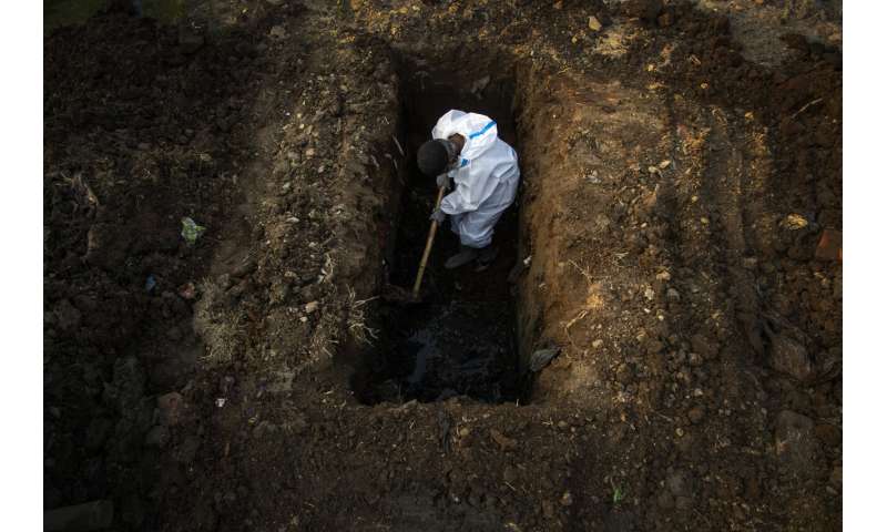 India tops 200,000 dead as virus surge breaks health system