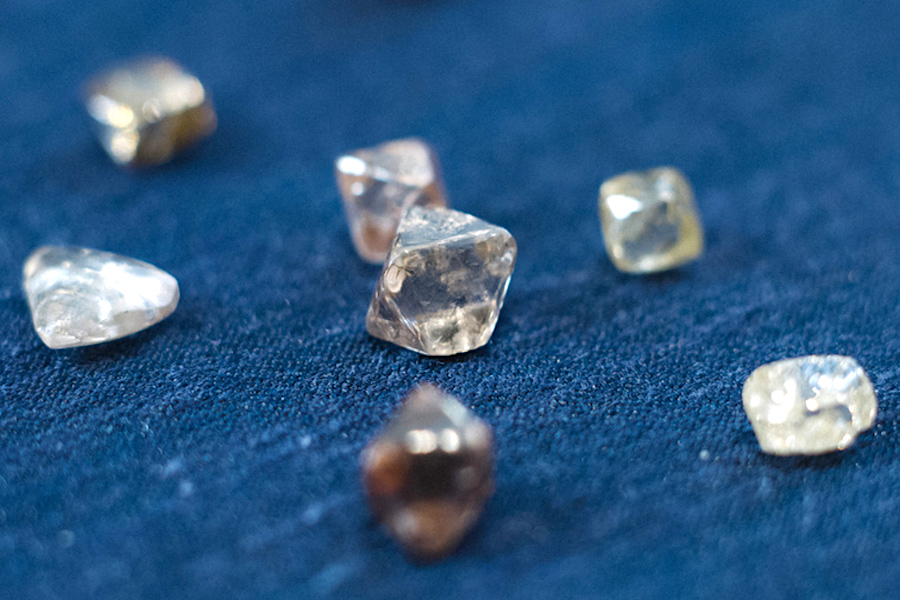 De Beers sales hint diamond market has bottomed out