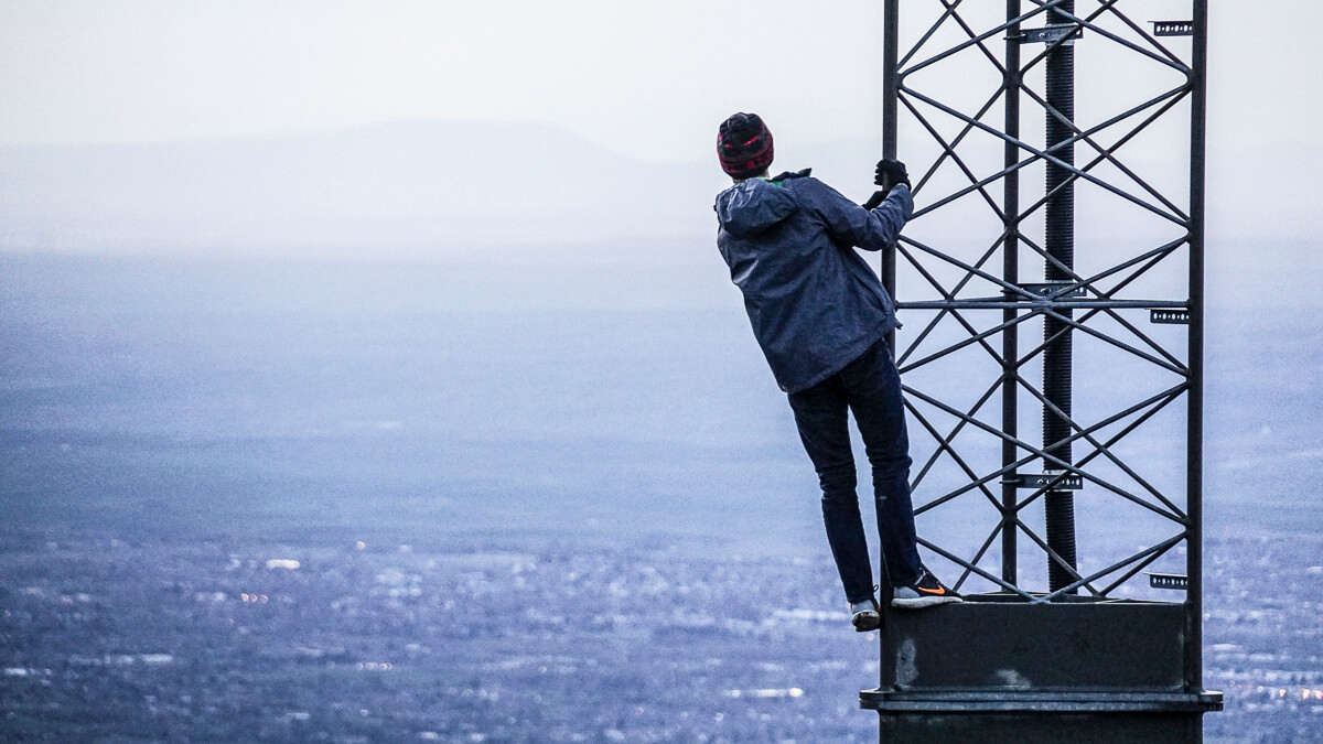 Man on a mast: Despite the global coronavirus pandemic, investment in 5G RAN wasn't impacted, according to a report by Omdia. (Source: Unsplash)