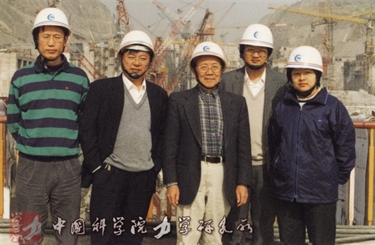 2002年《三峡三期围堰爆破拆除方案设计与研究》项目验收后视察三峡船闸工地，左三为郑哲敏（图片来源：中科院力学所）