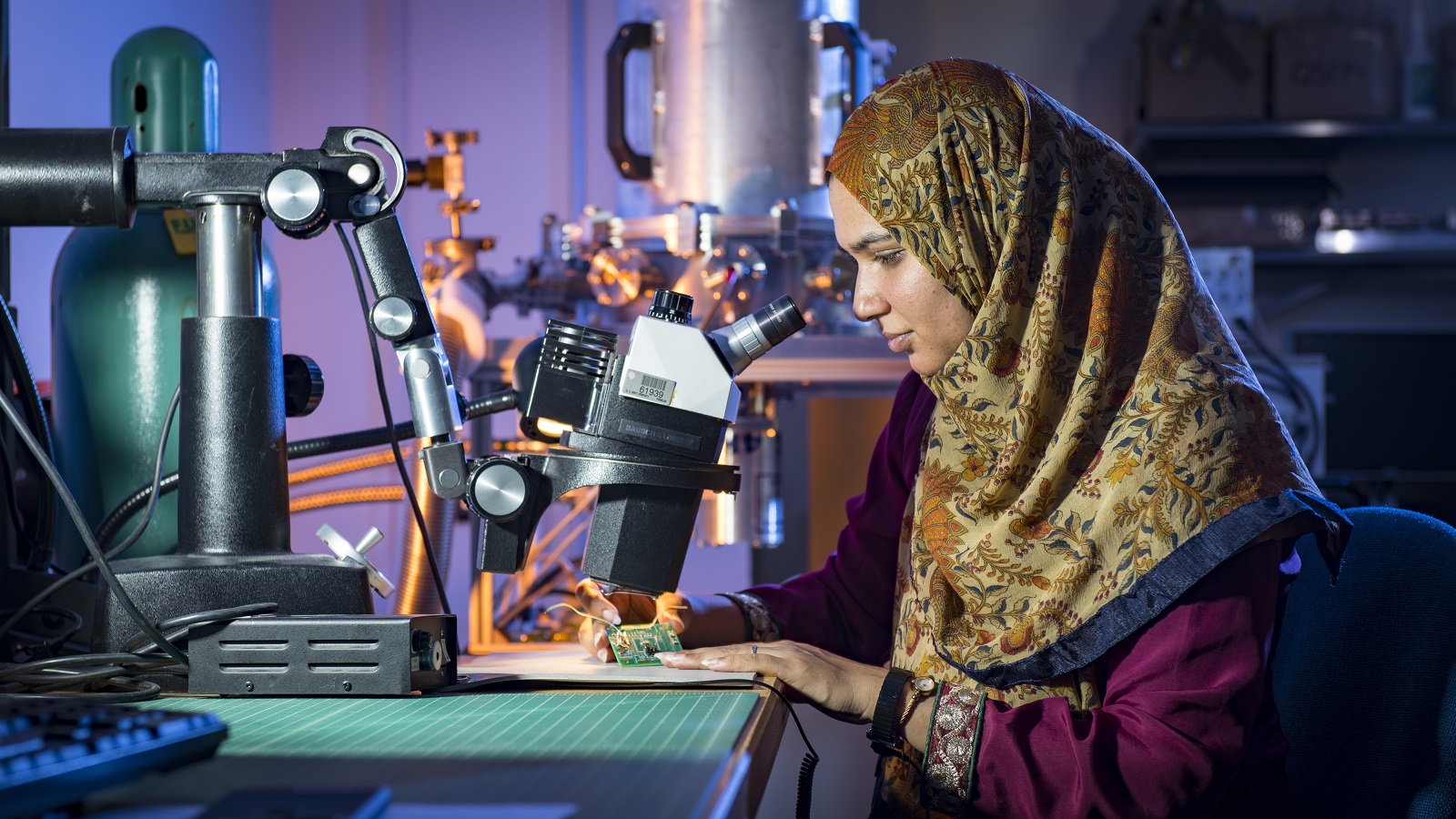 A Fermilab engineer works on electronics for quantum internet detectors. (Image by Fermilab.)