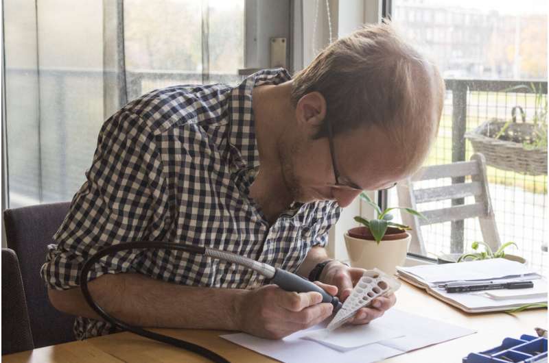 Niels de Winter doing research on fossil shells. Credit: Niels de Winter Dinosaurs lived in greenhouse climate with hot summers