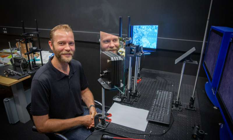 The lab of neuroscientist Johannes Burge (above) focuses on how the human visual system processes the images that fall on the back of the eye. This line of work, closely related to a 100-year-old illusion called the Pulfrich effect, could have serious public safety and public health implications. Credit: University of Pennsylvania One step closer to a clinical fix for the side effects of monovision
