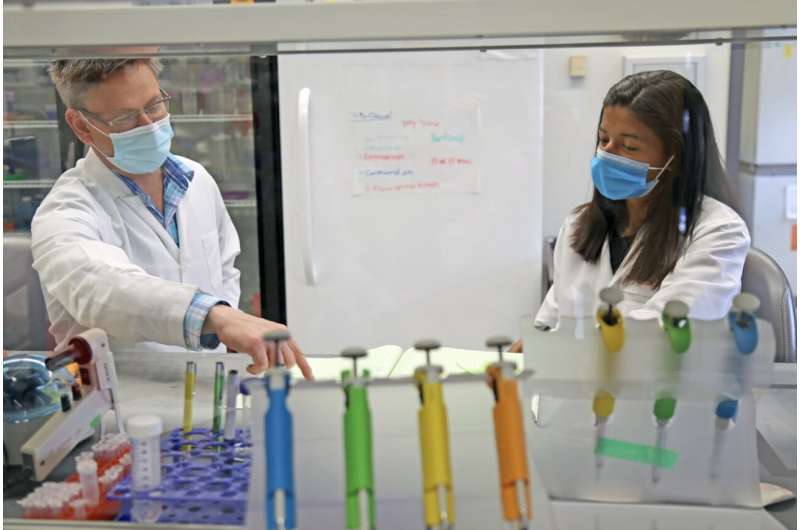 The Jutras lab, led by Brandon Jutras (background), employs many different tools to study Lyme disease. Here, Mari Davis (front) is using high-resolution fluorescent microscopy to discover new biological features of the disease-causing bacterium, Borrelia burgdorferi. Photo courtesy of Alex Crookshanks for Virginia Tech. Credit: Virginia Tech Researchers identify a missing piece of the Lyme disease puzzle