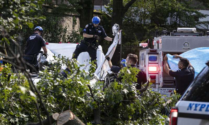 Tropic storm Isaias whips up eastern US, killing at least 6