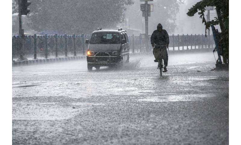 Cyclone's winds, rain lash India coast after 1.1M evacuated