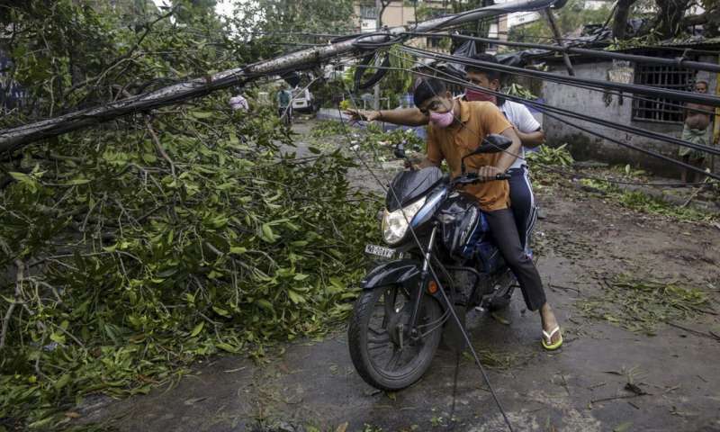 Recovery begins after storm ravages Indian, Bangladesh coast