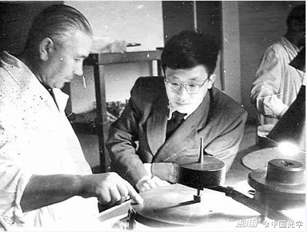留学苏联时在光学工厂学习磨镜片（右）