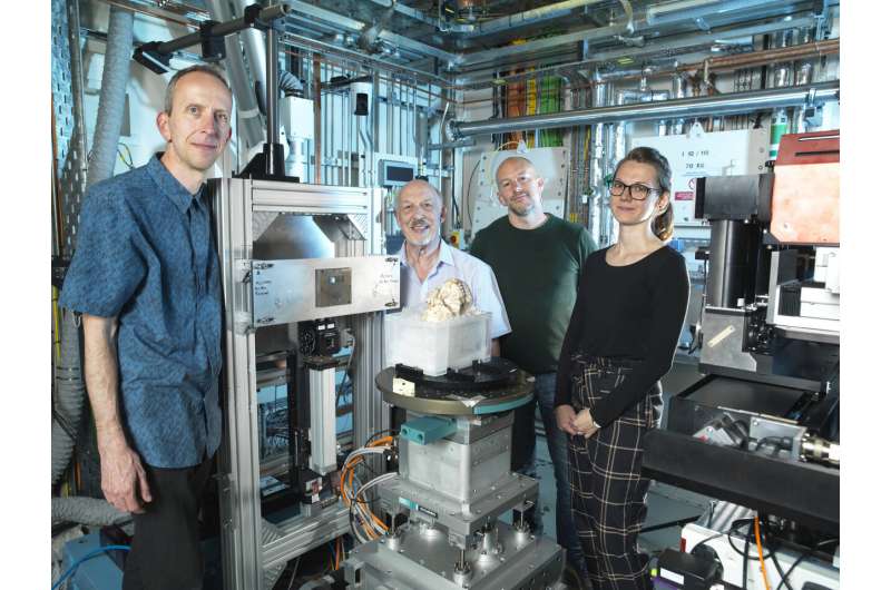 Diamond's Principal Beamline Scientist Thomas Connolley and Little Foot Research team in beamline I12 positioning skull for scanning - Left to right - Thomas Connolley, Ron Clarke, Dominic Stratford and Amélie Beaudet. Credit: Diamond Light Source New technology allows scientists first glimpse of intricate details of Little Foot's life