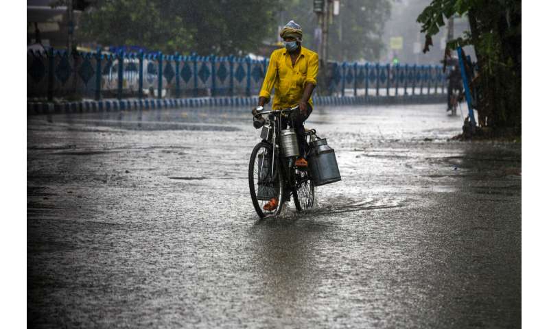 Cyclone's winds, rain lash India coast after 1.1M evacuated