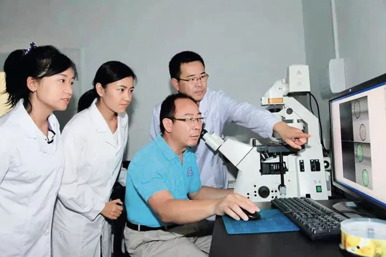 杨维才（左三）指导研究生进行显微观察 