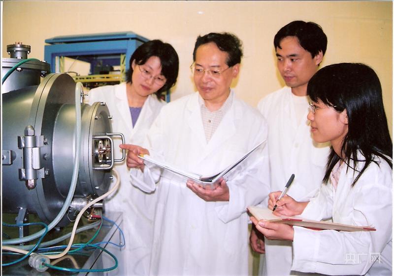 庄松林院士指导博士生进行科学研究(央广网发 受访者 供图)