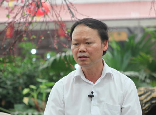 (节目讲述)出生在广东化州农民家庭的麦康森,由于父亲早逝,坚强的麦